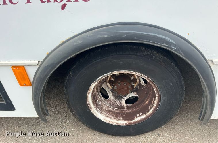 image for item DQ4114 2006 Ford E350 Super Duty  shuttle bus