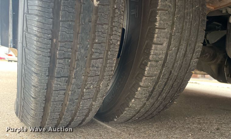 image for item DQ4114 2006 Ford E350 Super Duty  shuttle bus