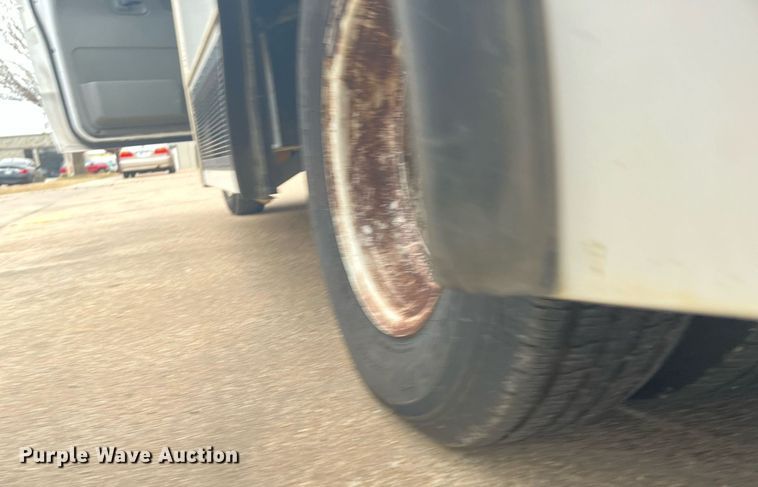 image for item DQ4114 2006 Ford E350 Super Duty  shuttle bus