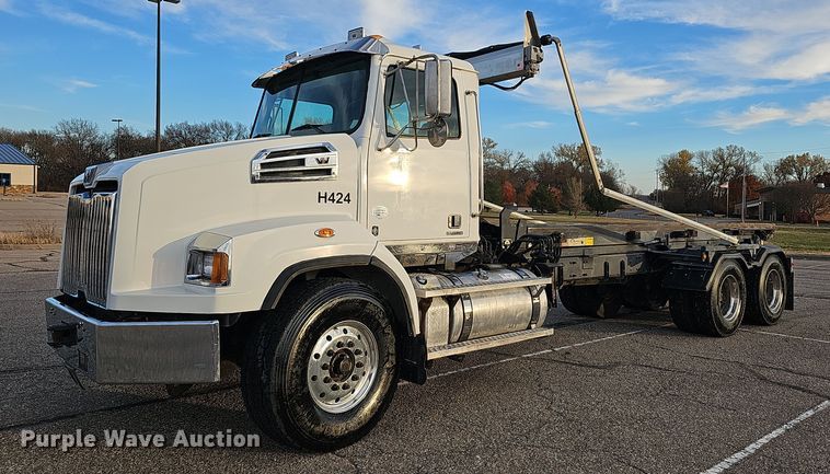 image for item DR5891 2016 Western Star 4700SB  roll-off container truck