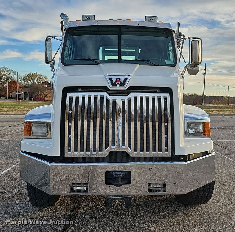 image for item DR5891 2016 Western Star 4700SB  roll-off container truck