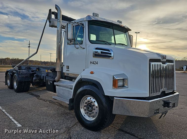 image for item DR5891 2016 Western Star 4700SB  roll-off container truck