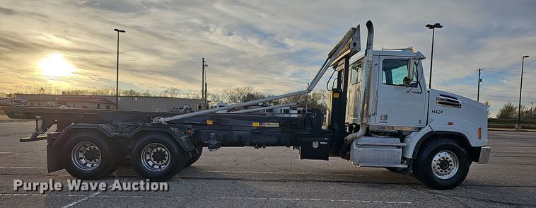 image for item DR5891 2016 Western Star 4700SB  roll-off container truck