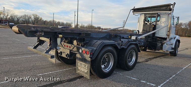 image for item DR5891 2016 Western Star 4700SB  roll-off container truck