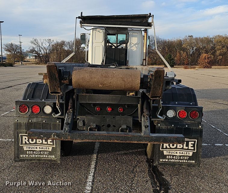 image for item DR5891 2016 Western Star 4700SB  roll-off container truck