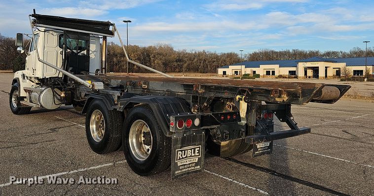 image for item DR5891 2016 Western Star 4700SB  roll-off container truck