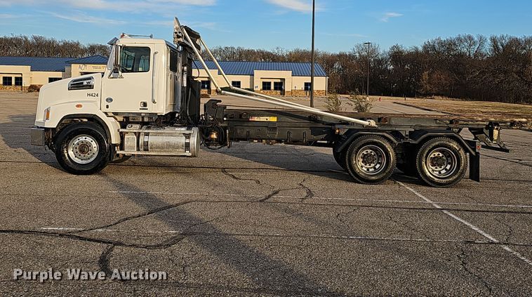 image for item DR5891 2016 Western Star 4700SB  roll-off container truck