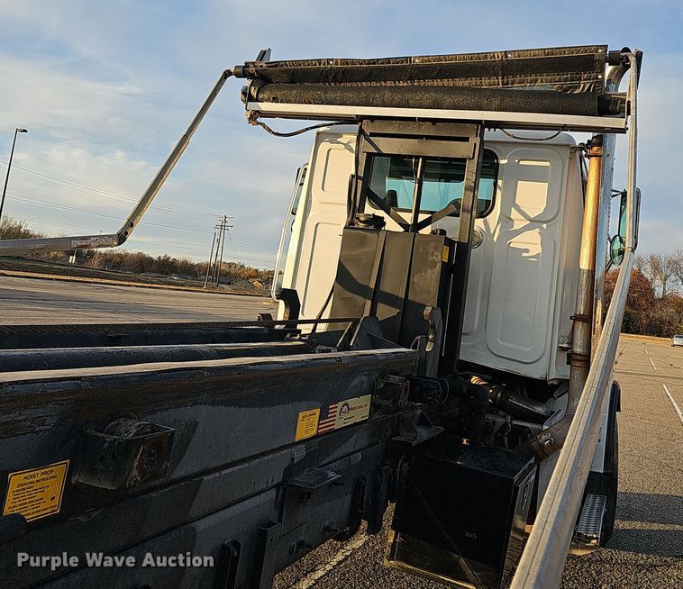 image for item DR5891 2016 Western Star 4700SB  roll-off container truck