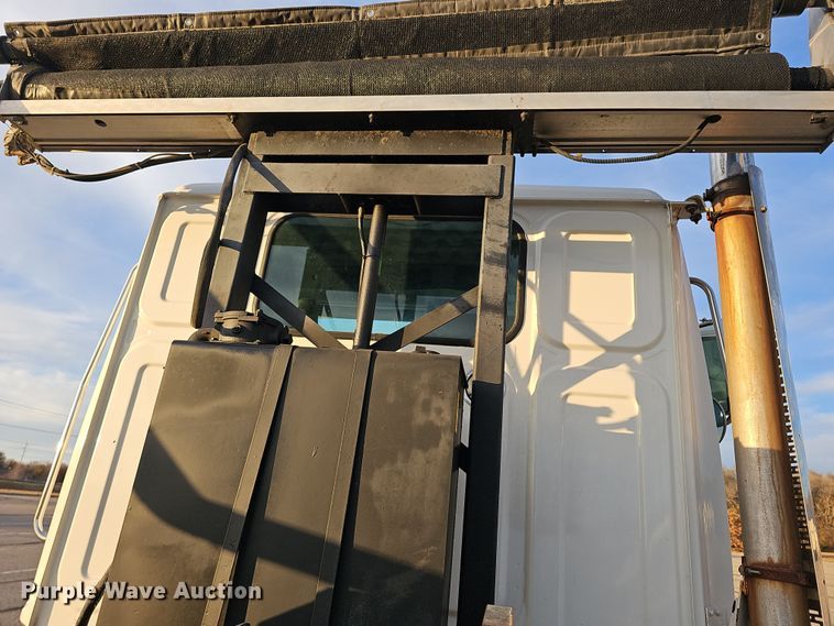 image for item DR5891 2016 Western Star 4700SB  roll-off container truck