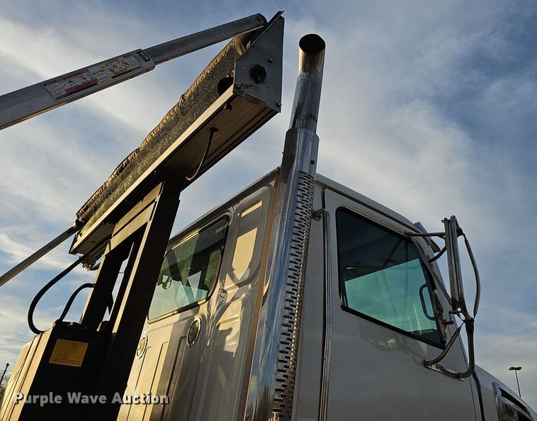 image for item DR5891 2016 Western Star 4700SB  roll-off container truck