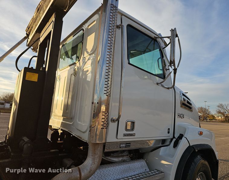 image for item DR5891 2016 Western Star 4700SB  roll-off container truck