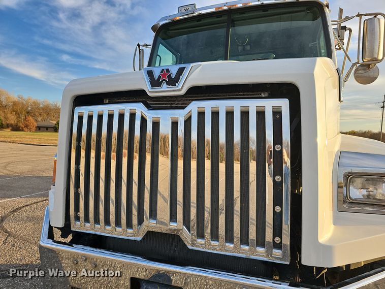 image for item DR5891 2016 Western Star 4700SB  roll-off container truck