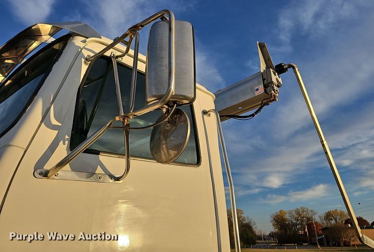 image for item DR5891 2016 Western Star 4700SB  roll-off container truck