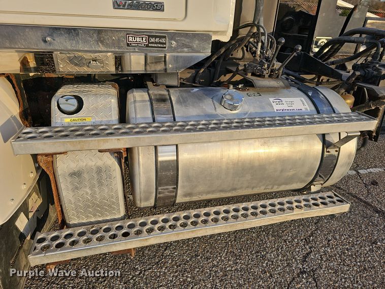 image for item DR5891 2016 Western Star 4700SB  roll-off container truck