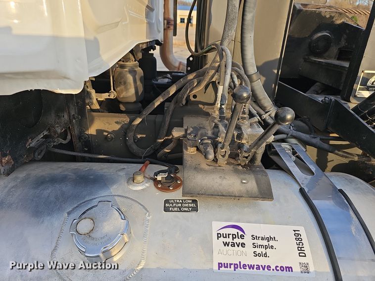 image for item DR5891 2016 Western Star 4700SB  roll-off container truck