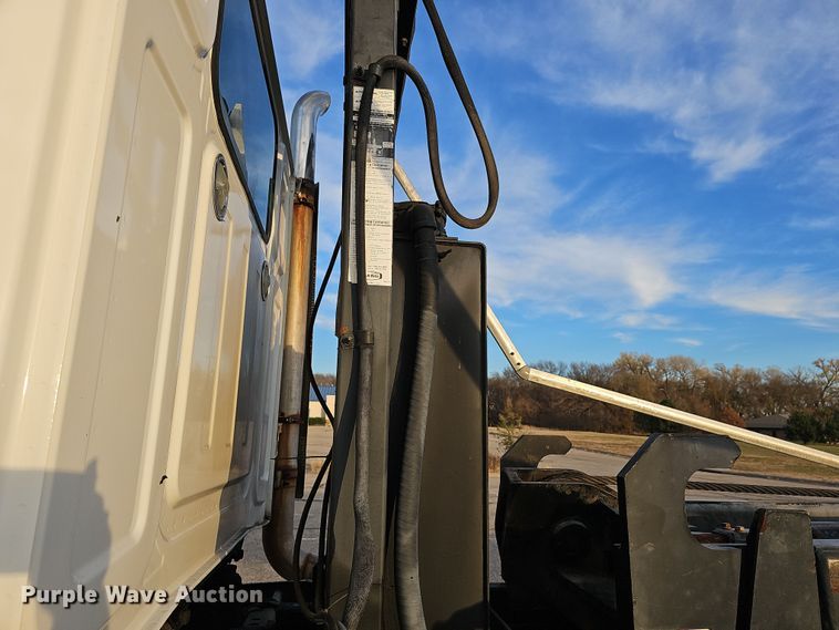 image for item DR5891 2016 Western Star 4700SB  roll-off container truck