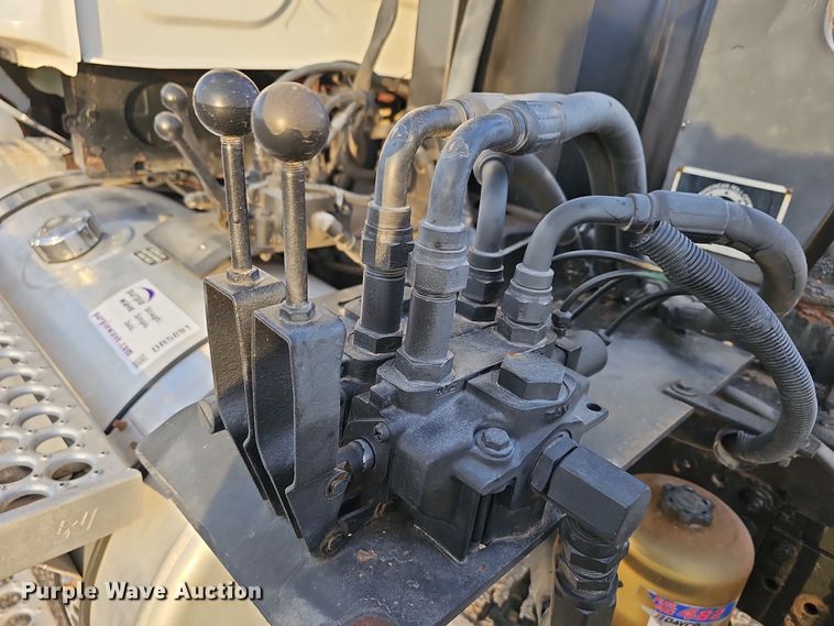 image for item DR5891 2016 Western Star 4700SB  roll-off container truck