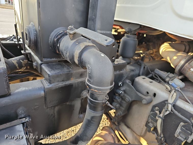 image for item DR5891 2016 Western Star 4700SB  roll-off container truck