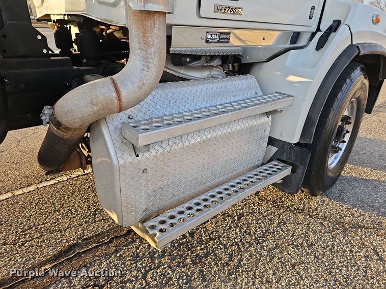 image for item DR5891 2016 Western Star 4700SB  roll-off container truck