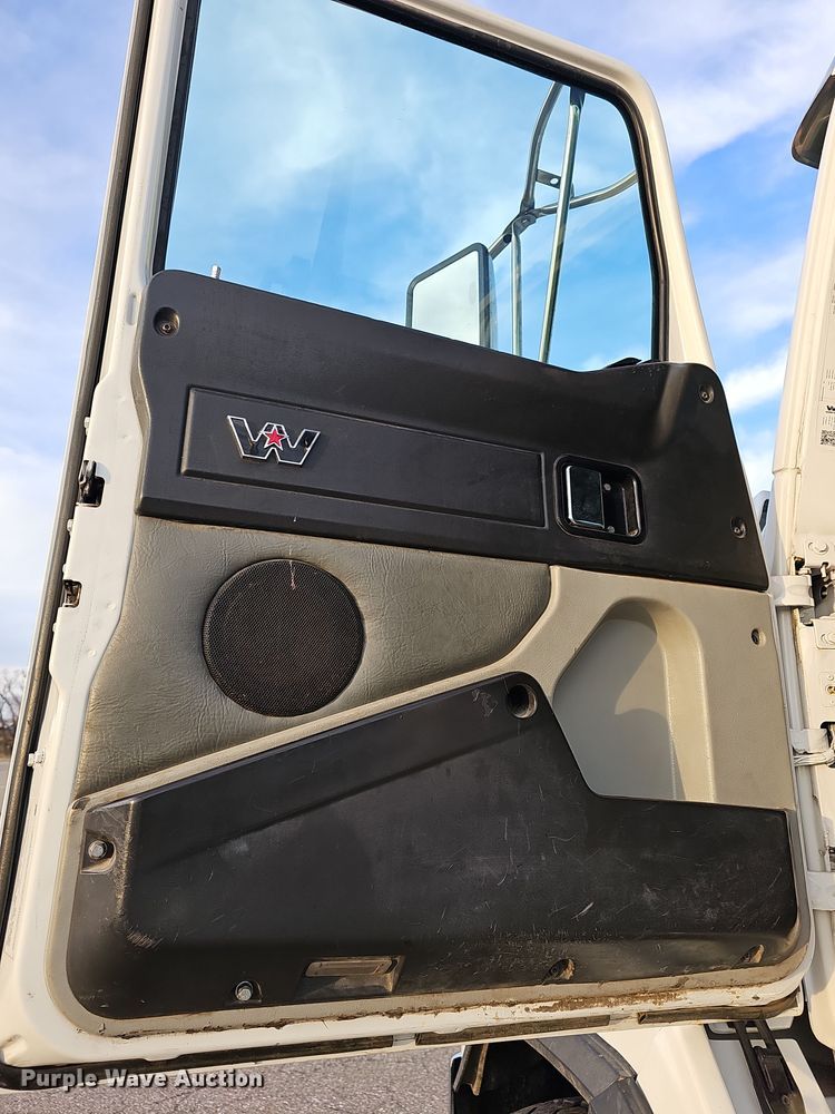 image for item DR5891 2016 Western Star 4700SB  roll-off container truck