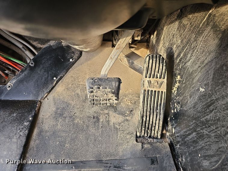 image for item DR5891 2016 Western Star 4700SB  roll-off container truck