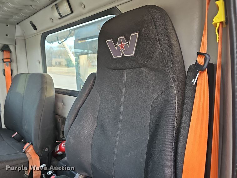 image for item DR5891 2016 Western Star 4700SB  roll-off container truck