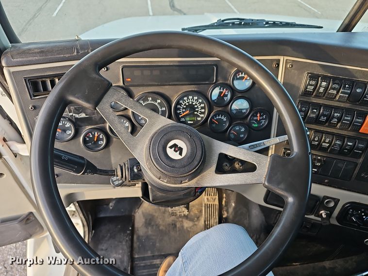 image for item DR5891 2016 Western Star 4700SB  roll-off container truck