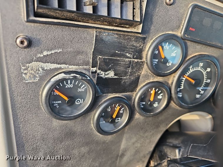 image for item DR5891 2016 Western Star 4700SB  roll-off container truck