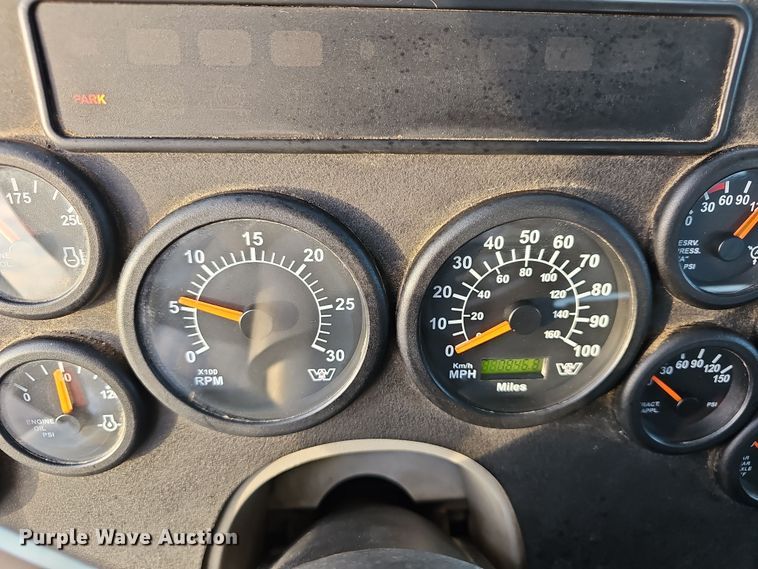 image for item DR5891 2016 Western Star 4700SB  roll-off container truck