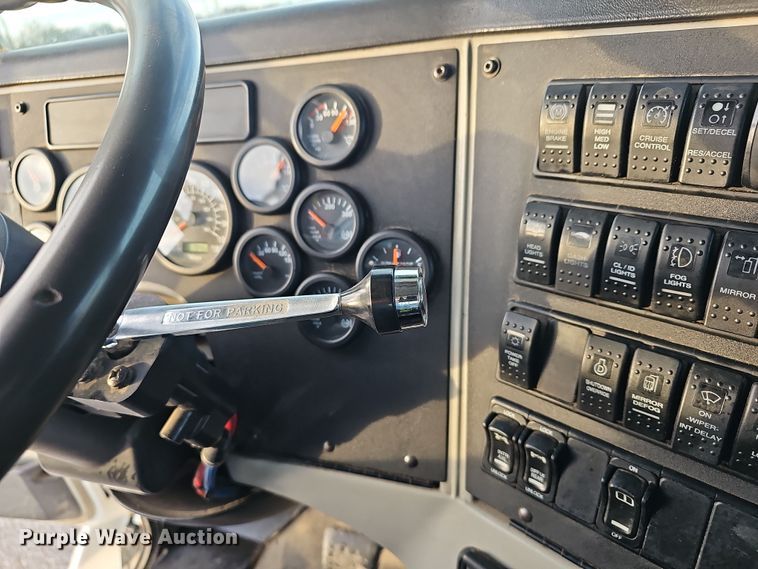 image for item DR5891 2016 Western Star 4700SB  roll-off container truck