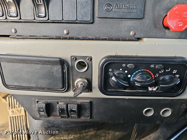 image for item DR5891 2016 Western Star 4700SB  roll-off container truck