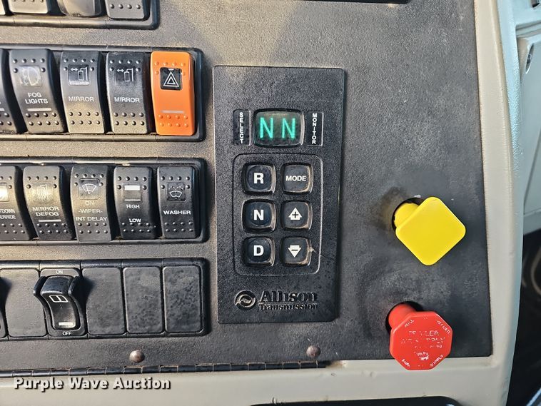 image for item DR5891 2016 Western Star 4700SB  roll-off container truck