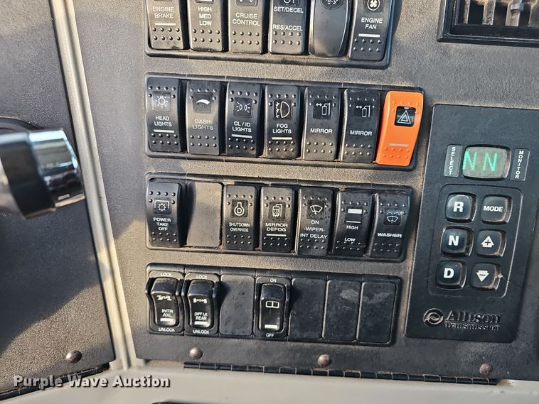 image for item DR5891 2016 Western Star 4700SB  roll-off container truck