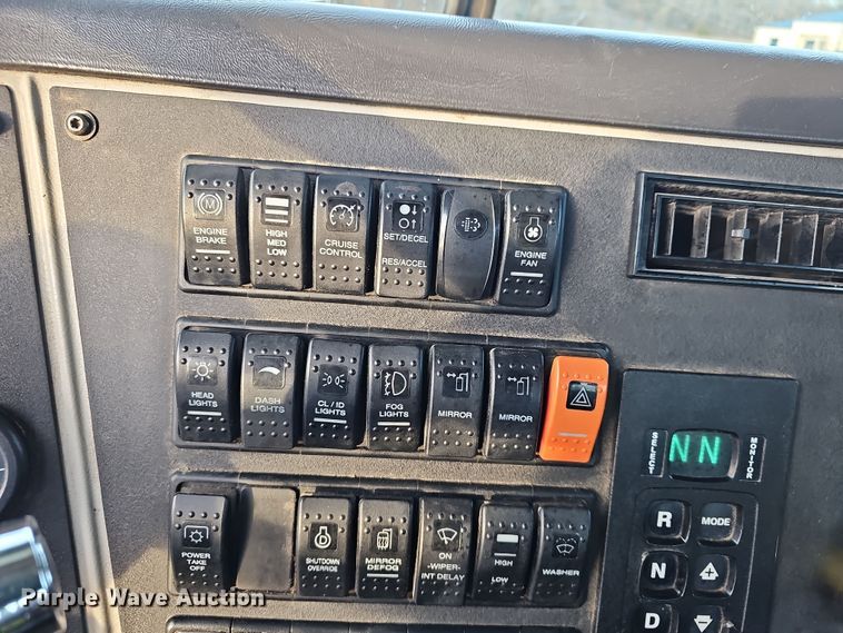 image for item DR5891 2016 Western Star 4700SB  roll-off container truck