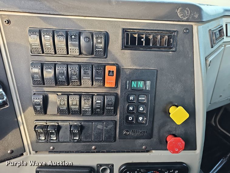 image for item DR5891 2016 Western Star 4700SB  roll-off container truck