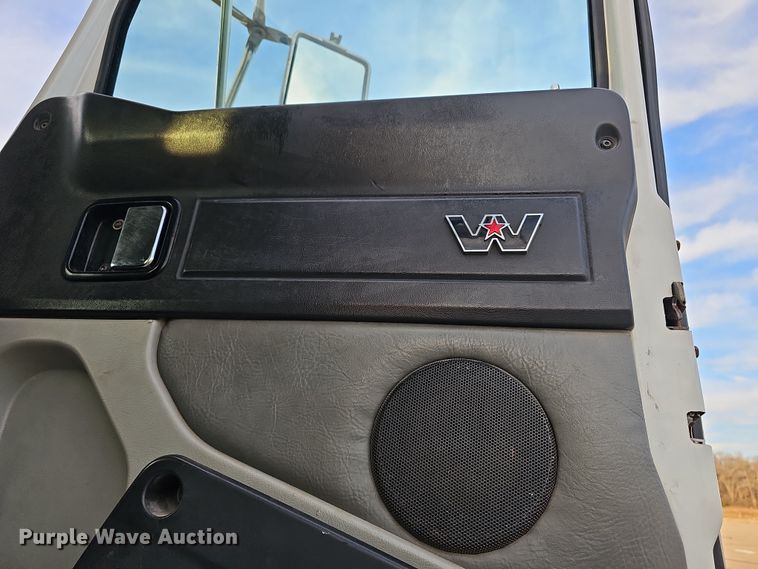 image for item DR5891 2016 Western Star 4700SB  roll-off container truck