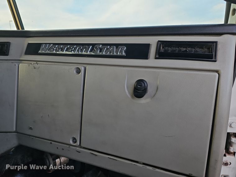 image for item DR5891 2016 Western Star 4700SB  roll-off container truck