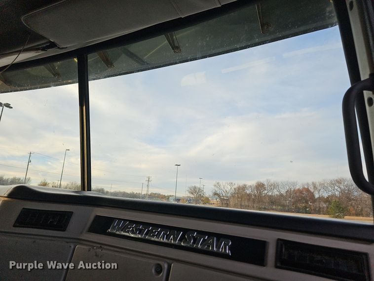 image for item DR5891 2016 Western Star 4700SB  roll-off container truck