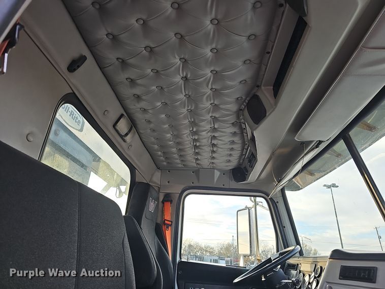 image for item DR5891 2016 Western Star 4700SB  roll-off container truck