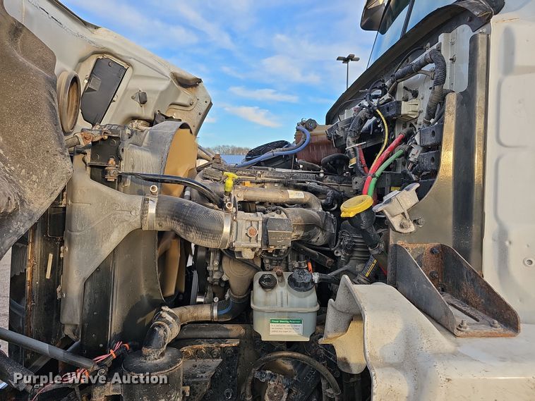 image for item DR5891 2016 Western Star 4700SB  roll-off container truck