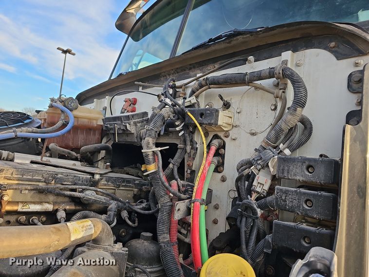 image for item DR5891 2016 Western Star 4700SB  roll-off container truck