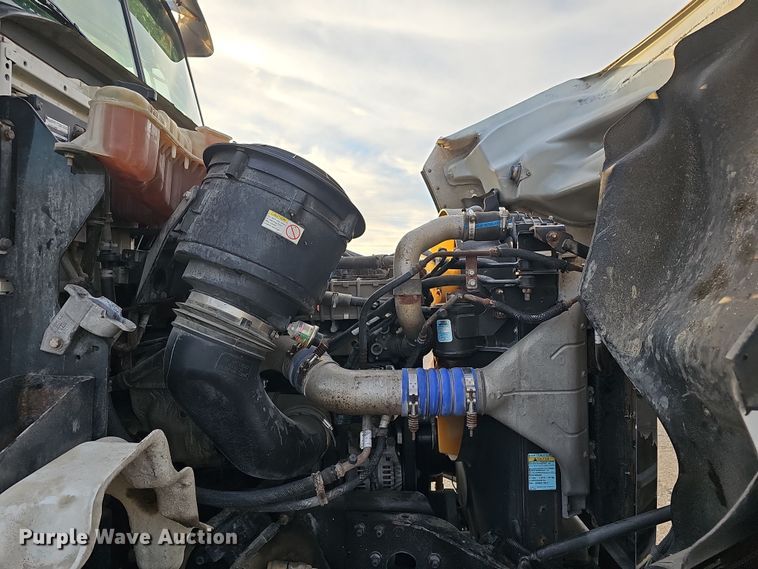 image for item DR5891 2016 Western Star 4700SB  roll-off container truck