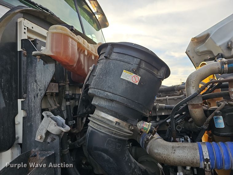 image for item DR5891 2016 Western Star 4700SB  roll-off container truck