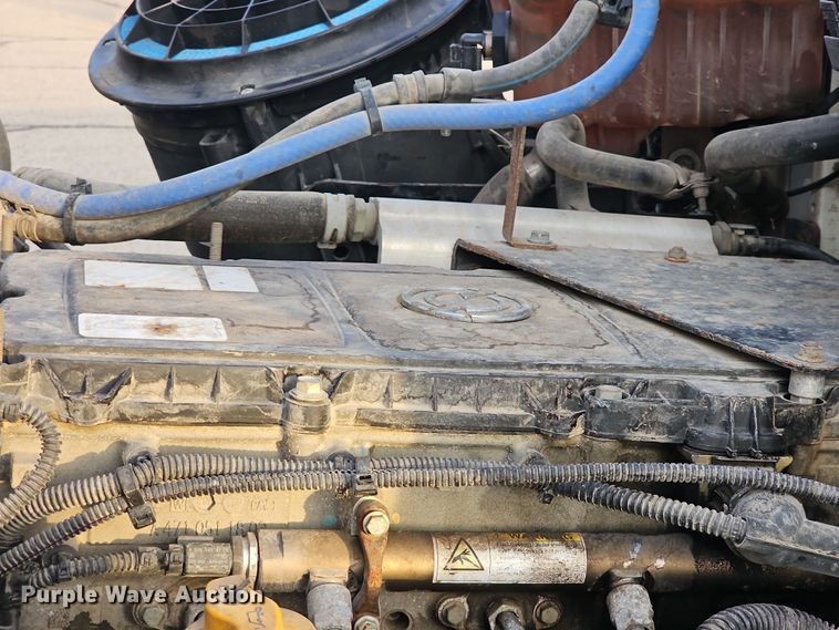 image for item DR5891 2016 Western Star 4700SB  roll-off container truck