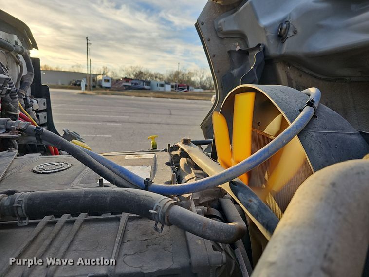 image for item DR5891 2016 Western Star 4700SB  roll-off container truck