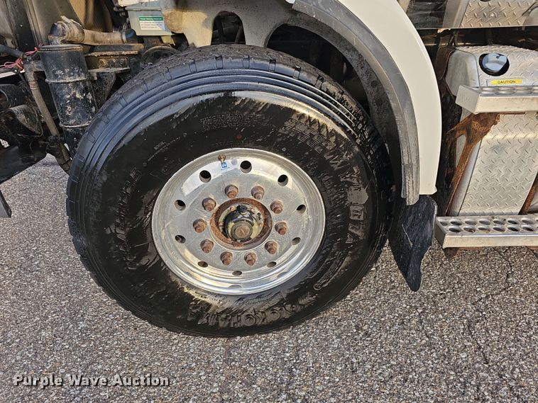 image for item DR5891 2016 Western Star 4700SB  roll-off container truck