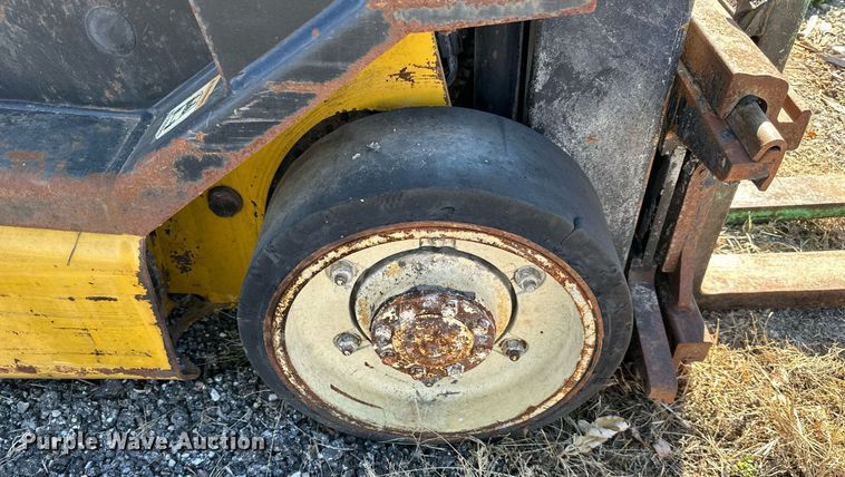 image for item DW2926 Yale  forklift