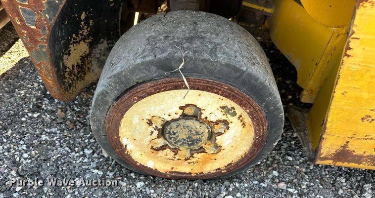 image for item DW2926 Yale  forklift