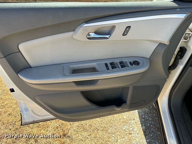 image for item GG9843 2010 Chevrolet Traverse LT  SUV