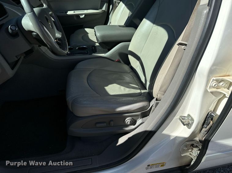 image for item GG9843 2010 Chevrolet Traverse LT  SUV